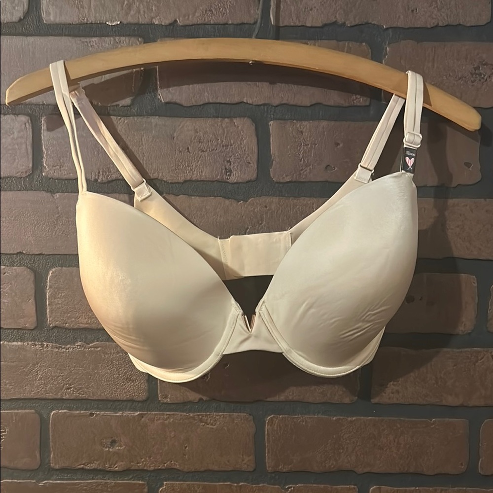 NWT Victoria’s Secret Cream Women's Bra 32DDD
